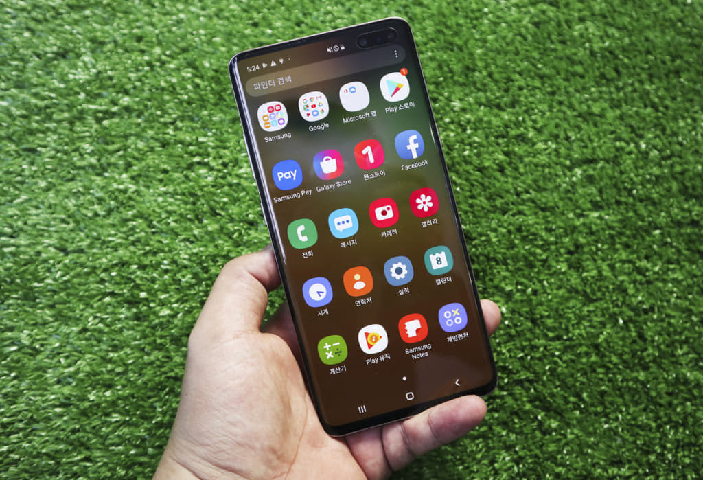 Samsung trang bị cho smartphone cao cấp của mình màn hình lên tới 6,7 inch. To hơn Galaxy S10+ vốn là 6,4 inch. 