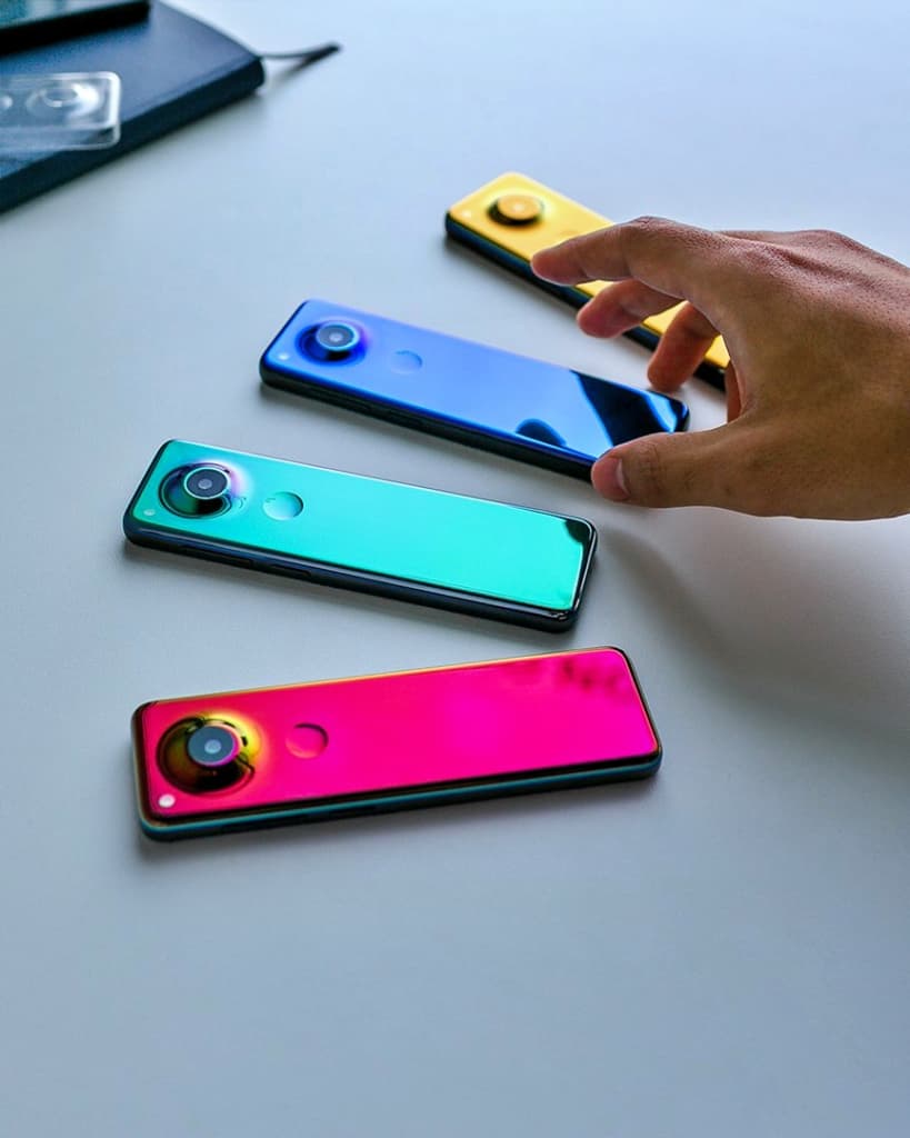 Andy Rubin khoe điện thoại Essential mới với thiết kế độc đáo