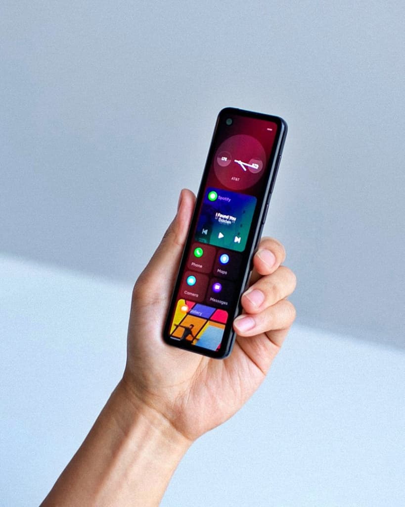 Andy Rubin khoe điện thoại Essential mới với thiết kế độc đáo