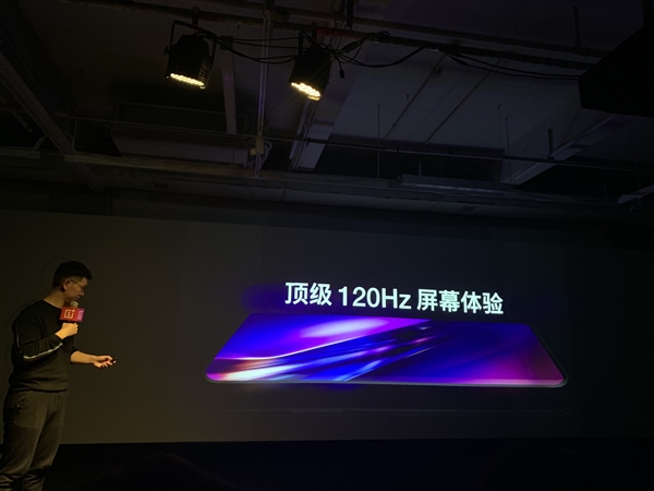 OnePlus 8 sở hữu màn hình OLED 2K, hỗ trợ tần số quét 120Hz và tốc độ lấy mẫu 240Hz. 