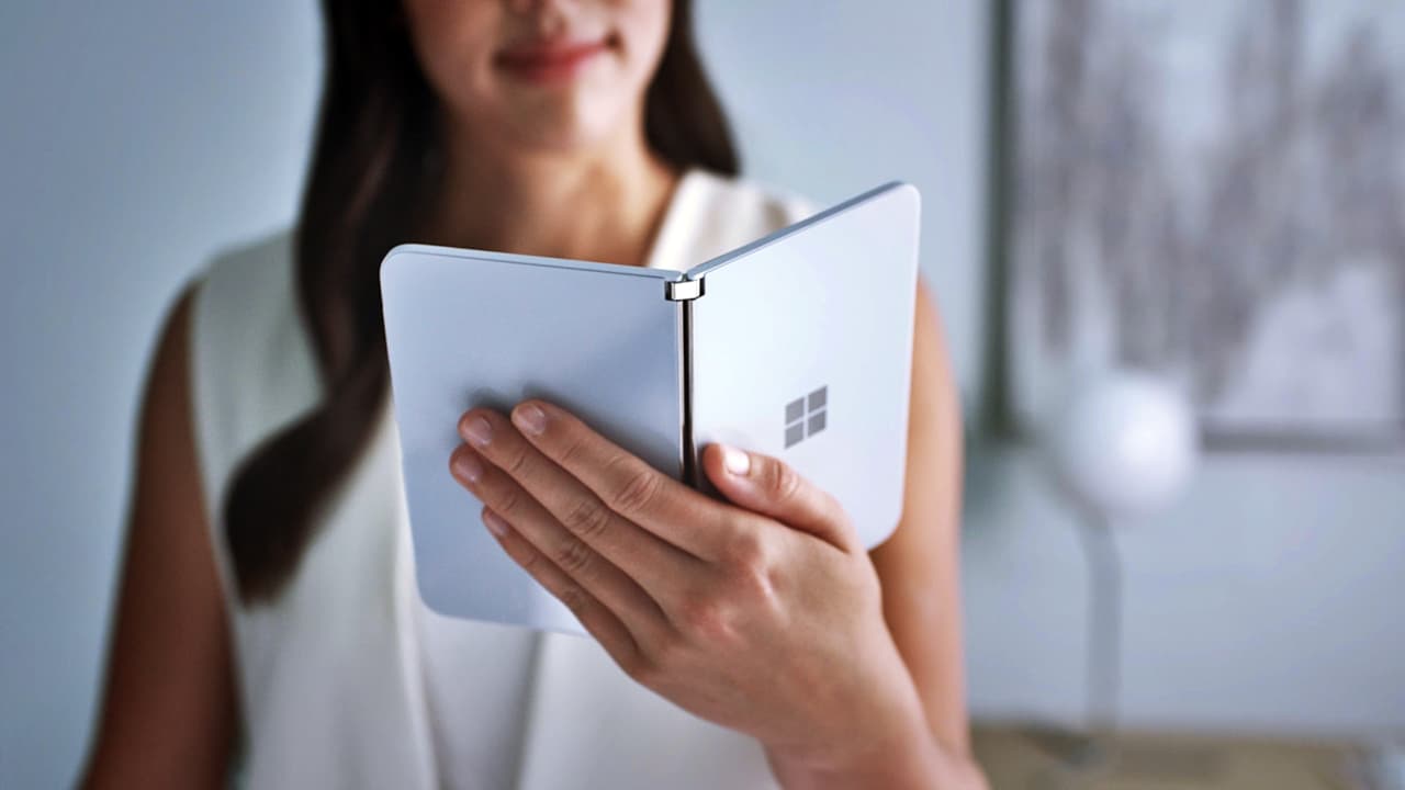 Microsoft Surface Duo được trang bị vi xử lý Snapdragon 855, RAM 6GB và camera 11MP. 